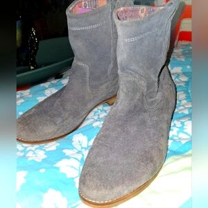 SUEDE GRAYISH BLUE NICE TOMS BOOTS!